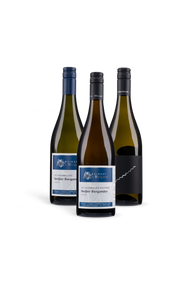 Drei Weißweinflaschen vom Weingut A. Waigand – Produktbild Drei Weine. Eine Leidenschaft.