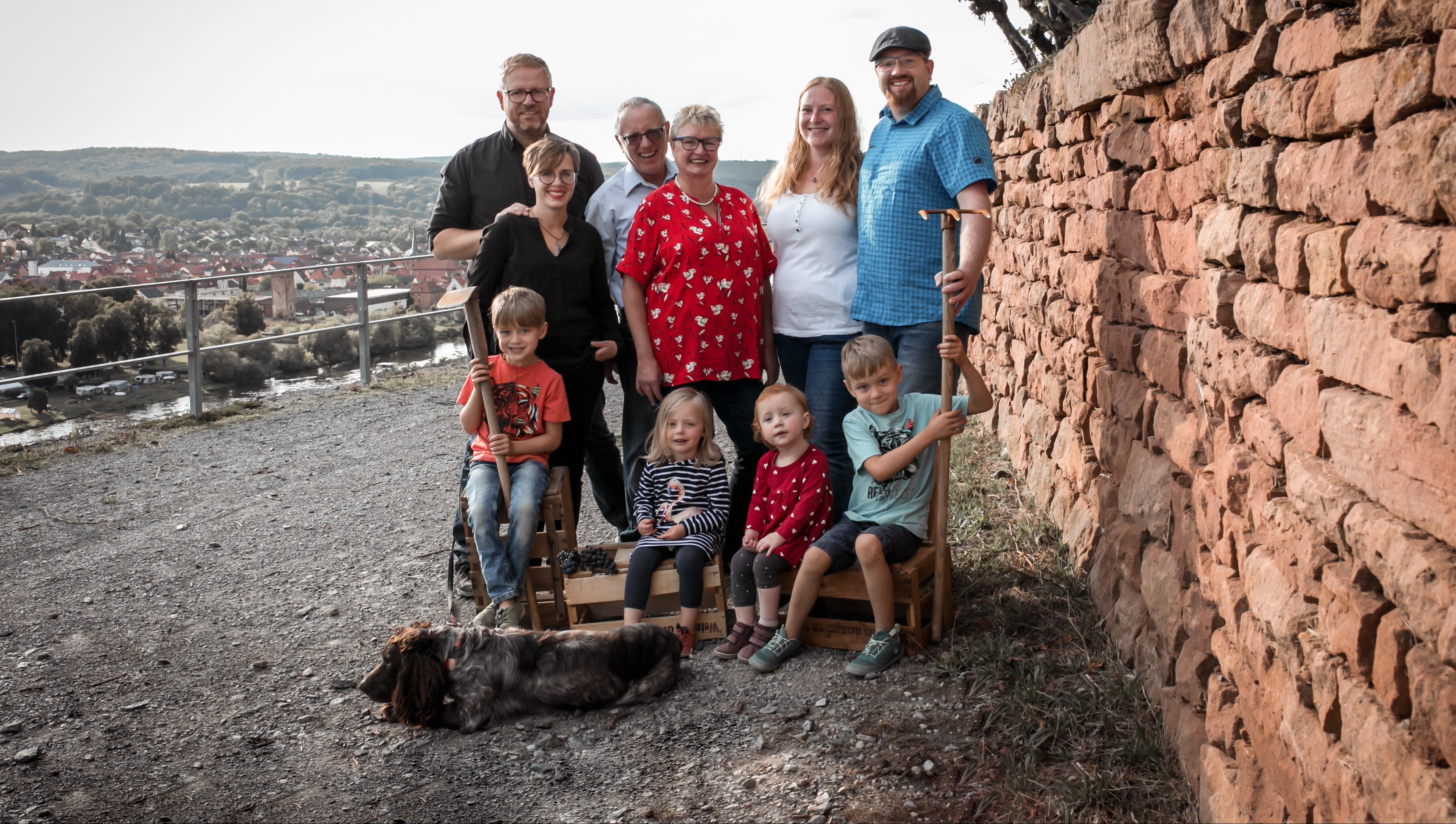 Familie Waigand Weingut A. Waigand - Familienfoto vor Buntsandsteinmauer mit Blick auf Erlenbach am Main