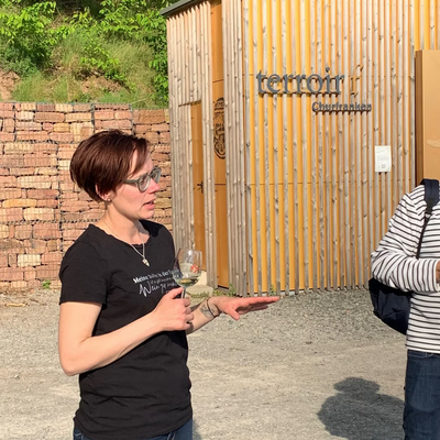 Winzerin Verena Weingut A. Waigand vor Terroir f Churfranken Gebäude mit Weinglas - Weinberatung AVIF
