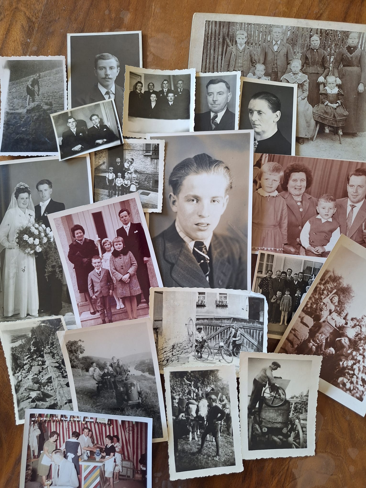 Historische Familienfotos Weingut A. Waigand - Collage Schwarz-Weiss-Aufnahmen