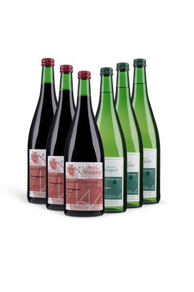Sechs Weinflaschen (Liter) vom Weingut A. Waigand – drei Rotwein- und drei Weißweinflaschen
